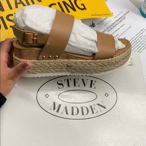 Size 6 Steve Madden nude color sandal